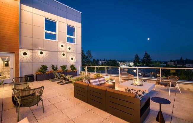 End your day fireside on Modera Shoreline’s rooftop terrace, where cozy seating and skyline views set the tone for relaxed Northwest evenings.