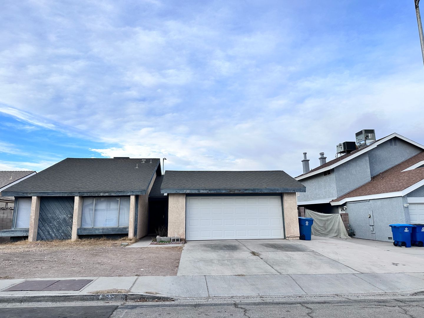 FRESH PAINT INSIDE, 4 BEDROOM HOME HAS A VERY SPACIOUS OPEN LAYOUT THAT FEATURES A FIREPLACE AND SEPARATE HIDDEN KITCHEN SPACE