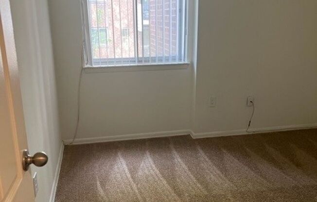 2 beds, 1 bath, 931 sqft, $1,575, Unit 00 - E- 2