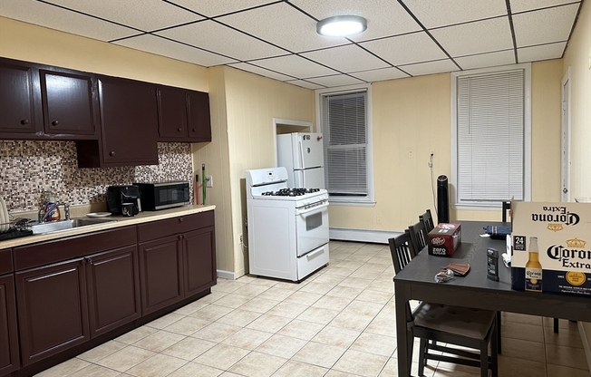 3 beds, 1 bath, 1,000 sqft, $2,800, Unit 3