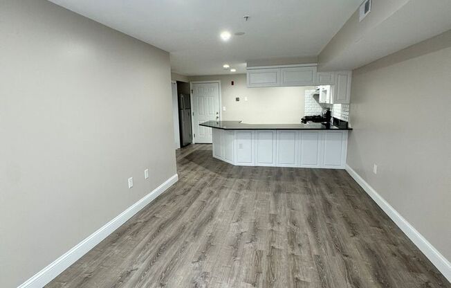 2 beds, 1 bath, 680 sqft, $2,550, Unit 21-34