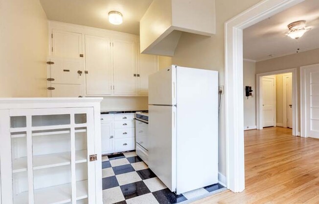 Studio, 1 bath, 425 sqft, $1,275, Unit 212