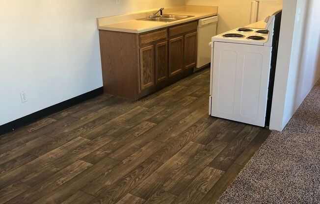 2 beds, 1 bath, 800 sqft, $1,150, Unit 400-24