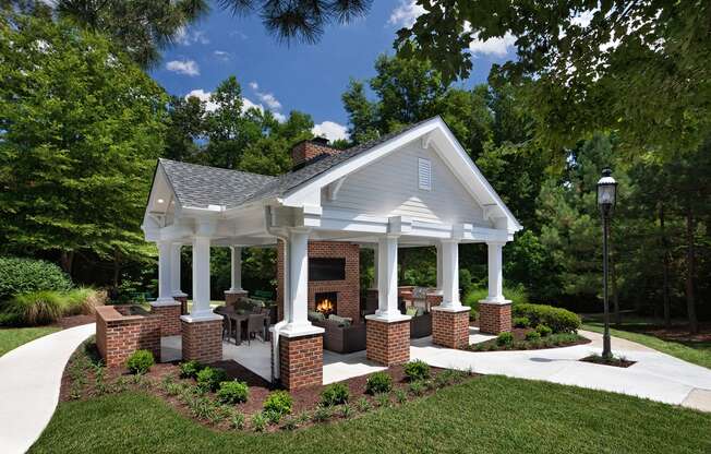 Summerhouse with Fireplace, TV, and Grills