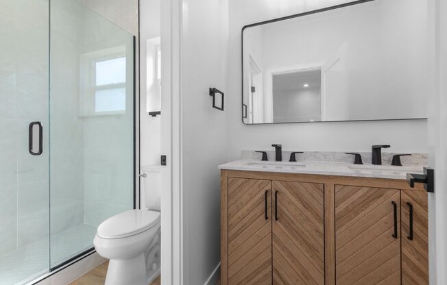Modern 3 Bed / 3 Bath Townhome with In-Unit Laundry and Shared Backyard Retreat