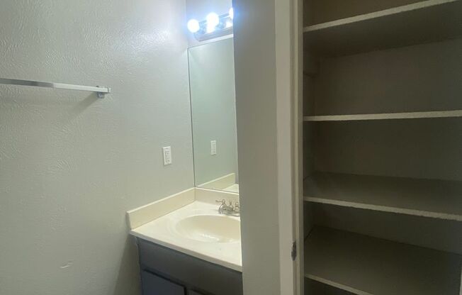 2 beds, 1 bath, 900 sqft, $1,051, Unit 09H