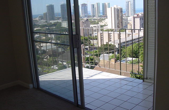 Park Tower 2 Bedroom, 1 bath, located below Punchbowl, 1 cov'd parking/pool, secured entrance!