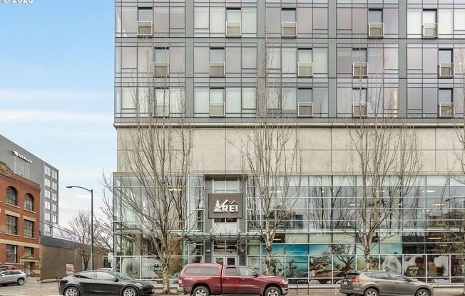 Modern Pearl District Condo with City Views, Open Layout & Modern Kitchen