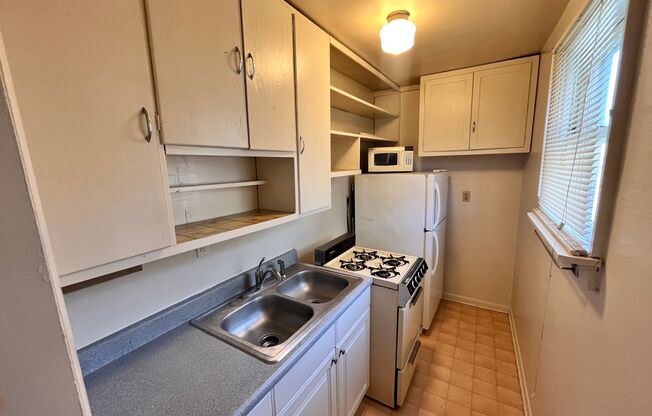 1 bed, 1 bath, 650 sqft, $1,050, Unit Unit 204