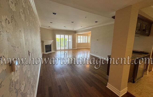Luxurious condo with top of the line appliances. Prime Brentwood location, central air, hardwood floors and more.