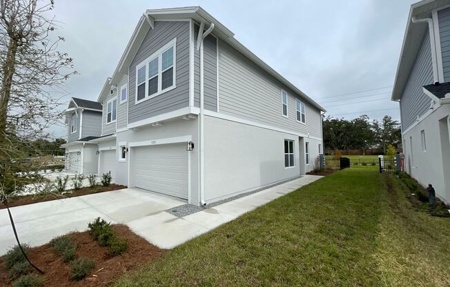 4 Bedroom, 3 Bath Town Home in Lake Meadow Landing!