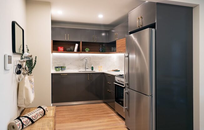 2 beds, 2 baths, $5,500, Unit 4J