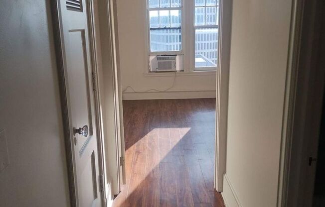 1 bed, 1 bath, 600 sqft, $1,300, Unit 537