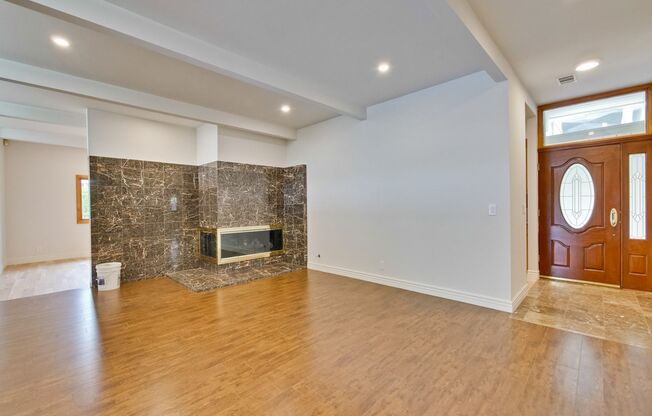 Spacious Palo Alto Home with 3 Bedrooms, 3 Bathrooms, and a Pool!