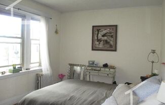 2 beds, 1 bath, $3,200, Unit 13