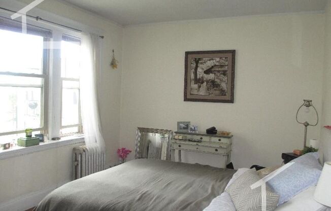 2 beds, 1 bath, $3,200, Unit 13