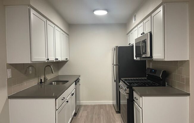 2 beds, 1 bath, 900 sqft, $1,550, Unit LAW7-112