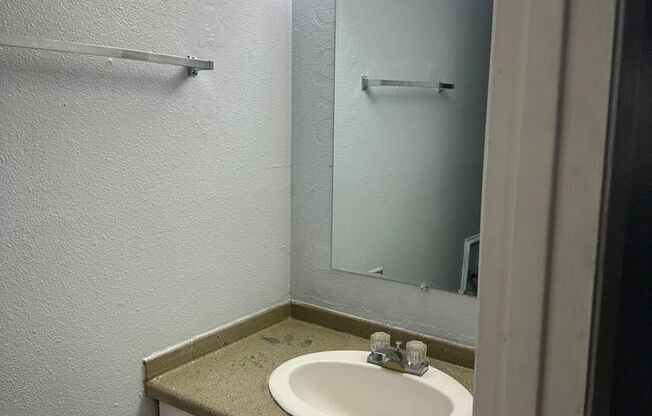 2 beds, 1.5 baths, 992 sqft, $780, Unit 233E