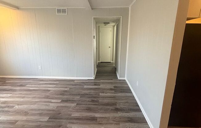 2 beds, 1 bath, 800 sqft, $810, Unit 28
