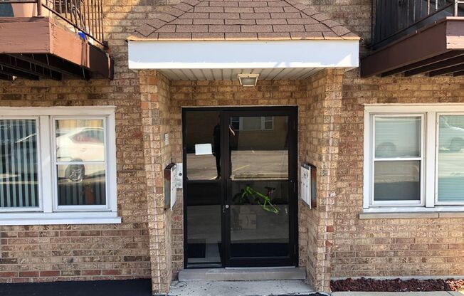 Bright 1bedroom/1bath Apartment Close to Transportation w/ Parking Included