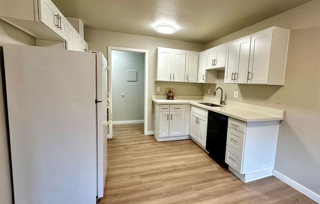 2 beds, 1 bath, 886 sqft, $1,800, Unit D