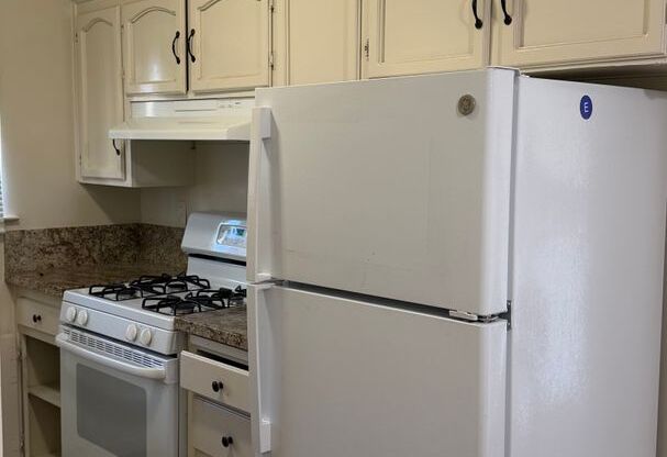 3 beds, 1.5 baths, 1,390 sqft, $2,300