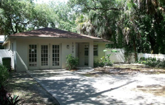 4/2 Home conveniently located in Sarasota near Beaches, Jungle Gardens, Airport & Downtown!