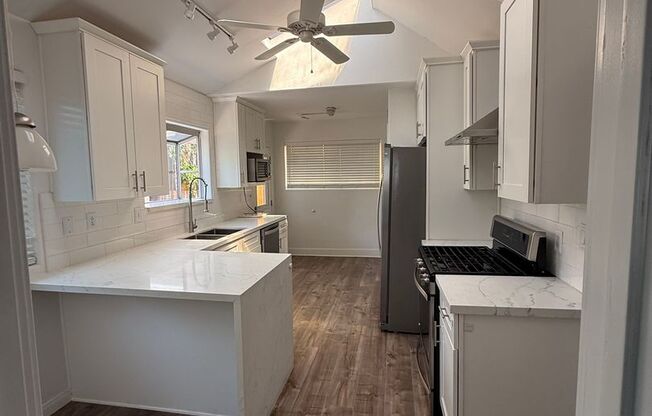 Remodeled 3 Bed 3 Bath House with Jacuzzi and Detached Office!