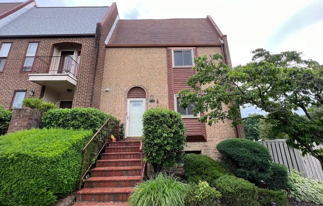Gorgeous 4 Bed 3.5 Bath End-Unit Townhome With Deck & Yard In Tysons Court