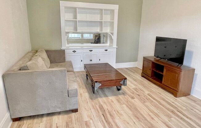 1 bed, 1 bath, 569 sqft, $1,350, Unit #2 (STR)