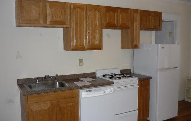 2 beds, 1 bath, $3,000, Unit 6