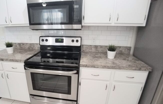 Beautiful 2/2 Wood Floors Condo For Rent @ The Crest close to UCF and Valencia College.