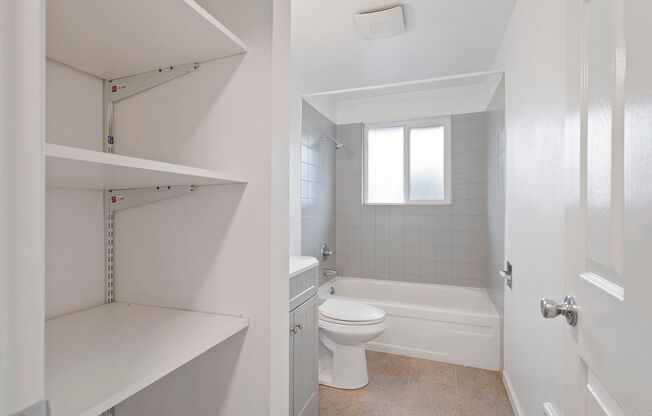 3 beds, 1 bath, 864 sqft, $1,750, Unit 40