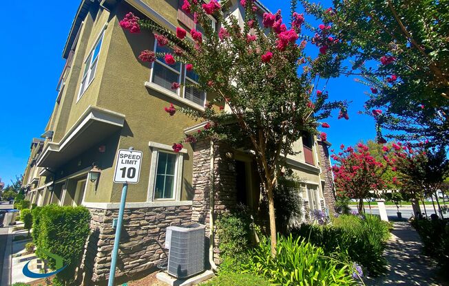 $3695 - 3 Bed/2.5 Bath Tri-level Townhome in North San Jose! Pets possible with approval