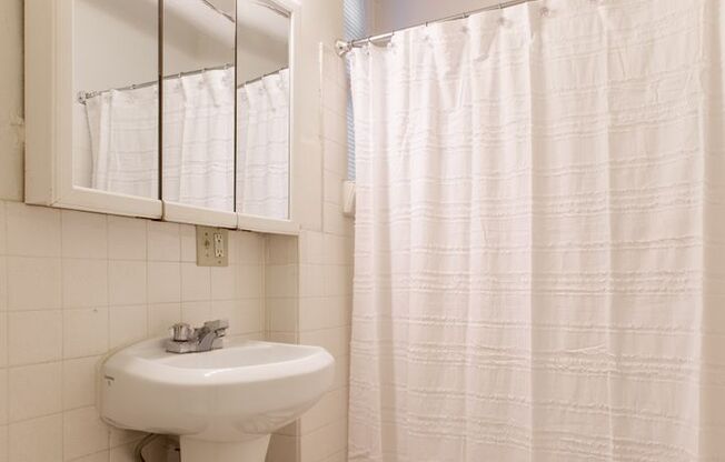 2 beds, 1 bath, 1,400 sqft, $1,299, Unit 20-B1