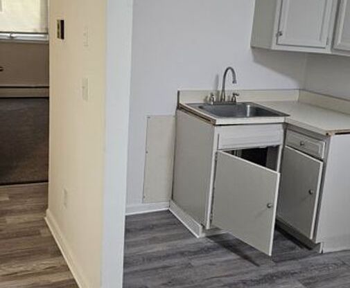 2 beds, 1 bath, $1,400, Unit #4