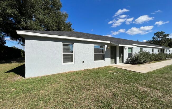 Charming 2 BD/2 BA Unit in Ocala!  END UNIT!