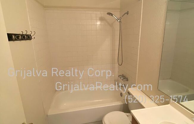 2 beds, 1 bath, $995, Unit 2443 Fontana