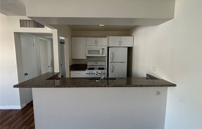 2 beds, 1 bath, 830 sqft, $2,700, Unit 207