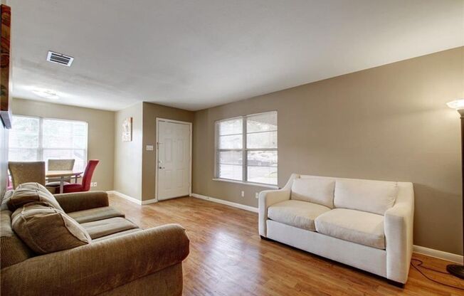 3 beds, 1 bath, $2,595, Unit Unit B