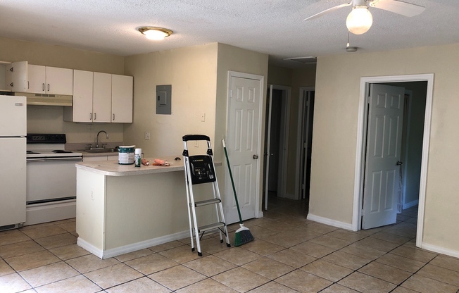 2 beds, 1 bath, 653 sqft, $2,079, Unit 4