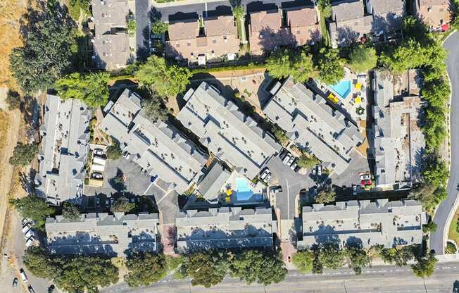 Aerial view of community l The Retreat Apartments