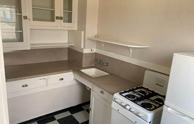 Studio, 1 bath, 330 sqft, $975, Unit 35