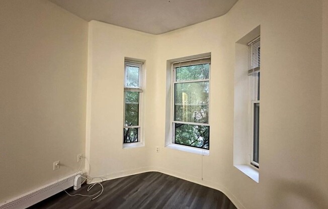 3 beds, 1 bath, $3,400, Unit 3