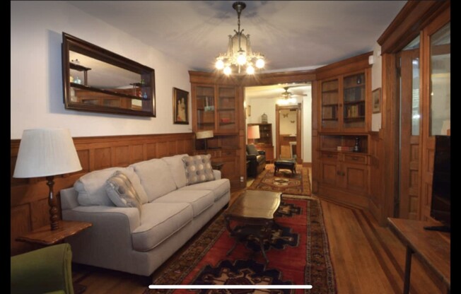 1049 N HOYNE AVE