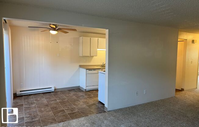 2 beds, 1 bath, 1,000 sqft, $1,275, Unit 15