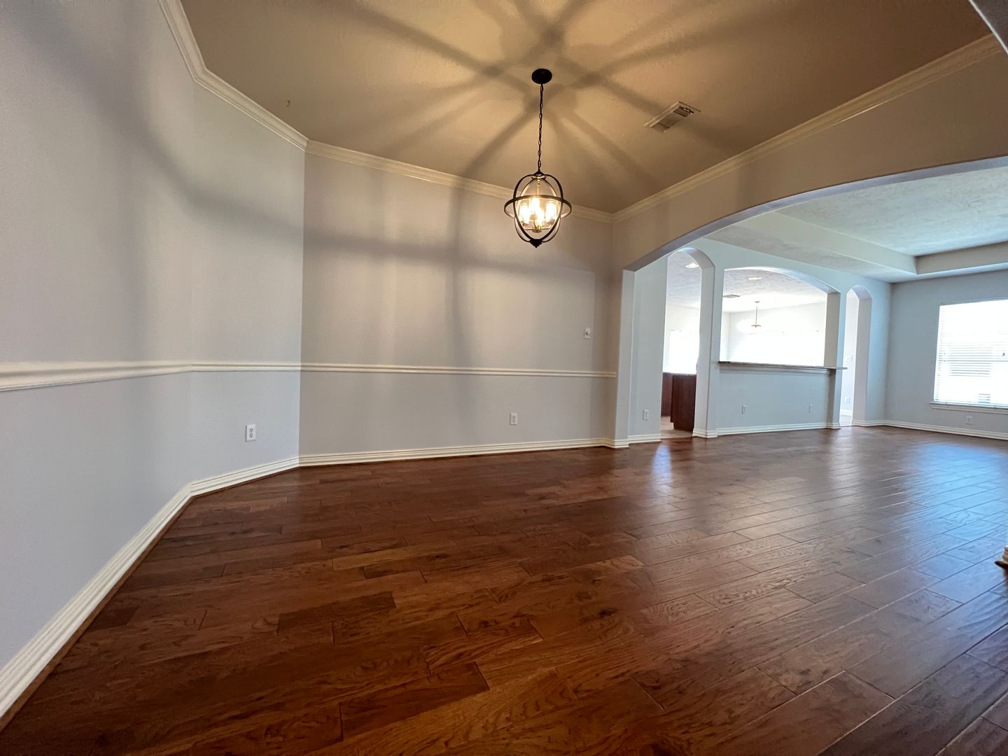 Elegant Living in Southfork – Spacious Home with Designer Touches and Prime Location!