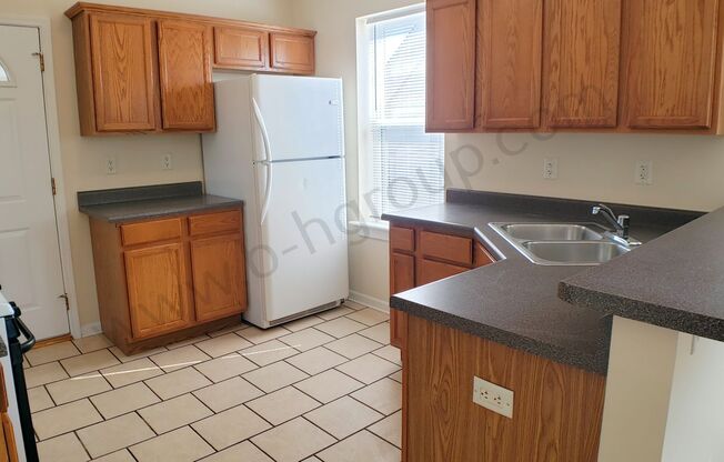 2 beds, 1 bath, 871 sqft, $950, Unit Upper