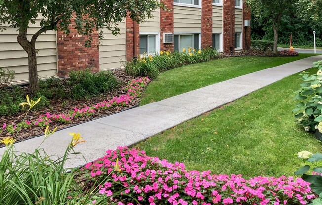 2 beds, 1 bath, 737 sqft, $1,299, Unit 667010