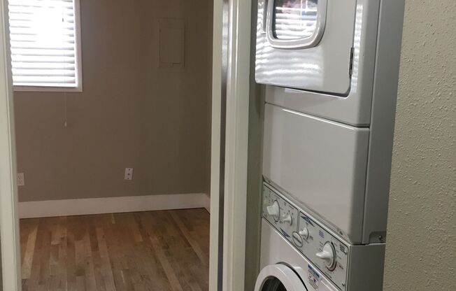 Super cute top level 1 bed w/ washer/dryer in unit and free off street parking!